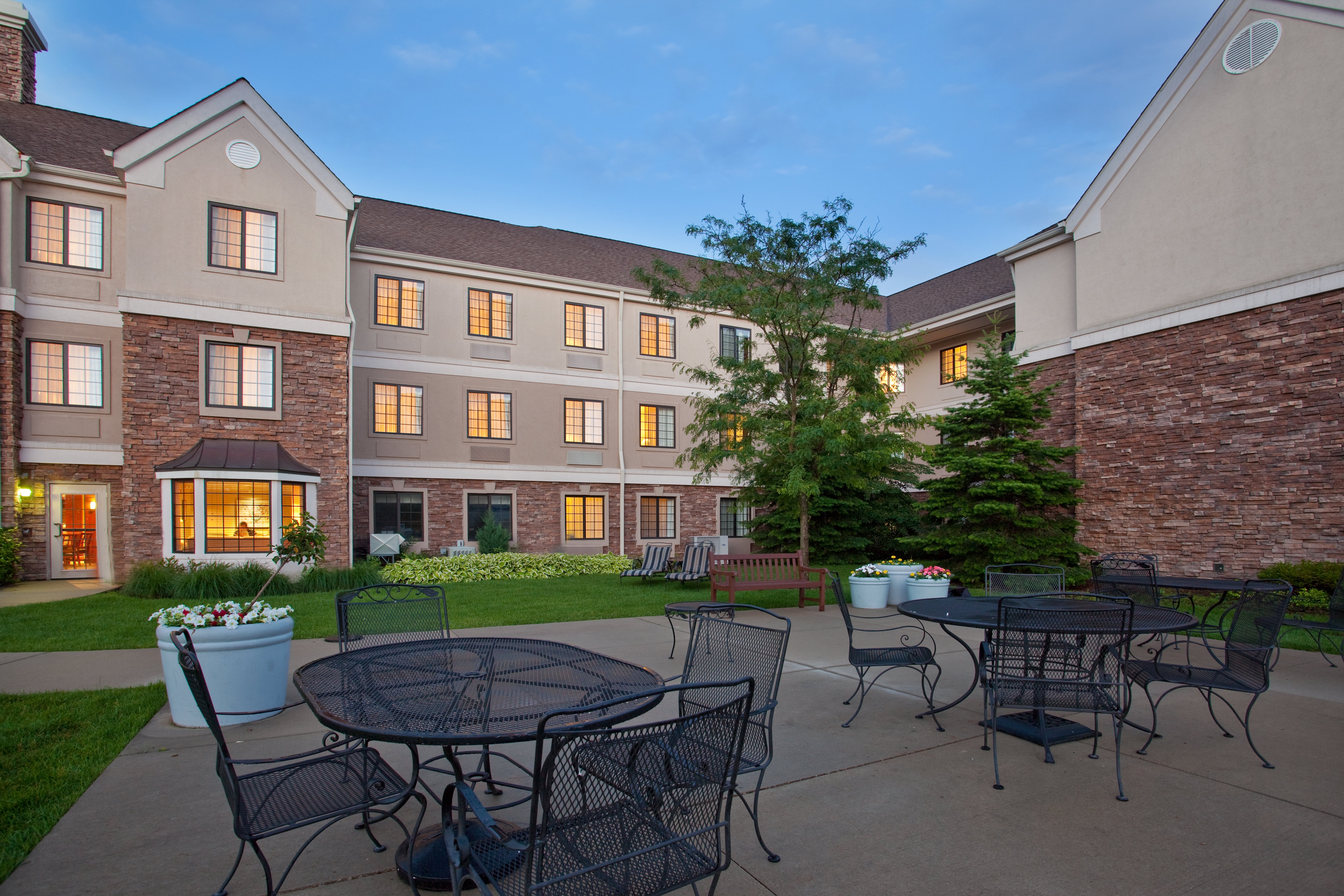 STAYBRIDGE SUITES LINCOLNSHIRE 58/59