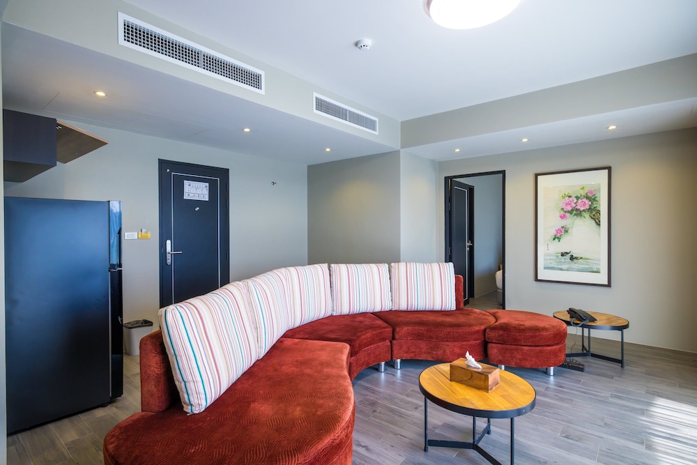 Kana Triple L Hotel 57/67