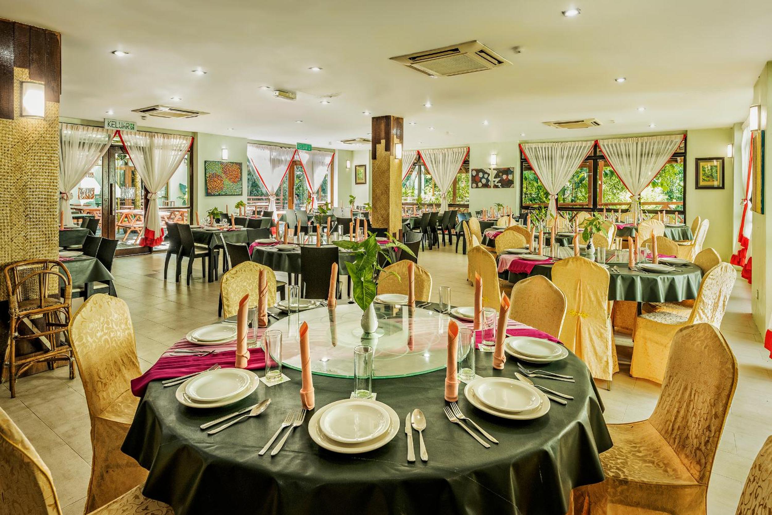 BORNEO TROPICAL RAINFOREST RESORT 35/55