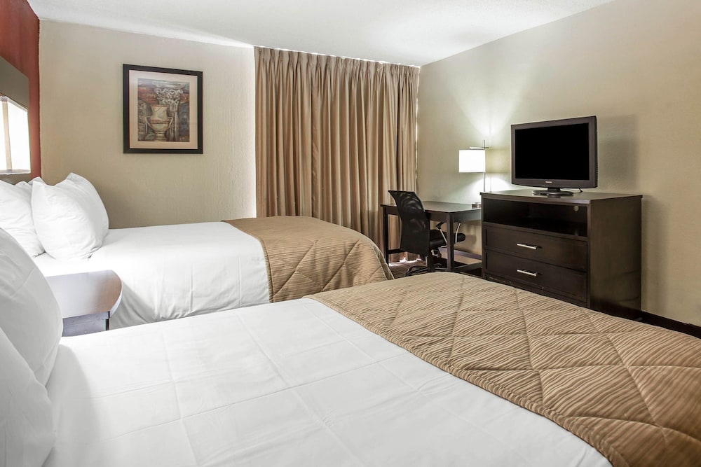Clarion Hotel Fort Mill Near Amusement Park 6/35