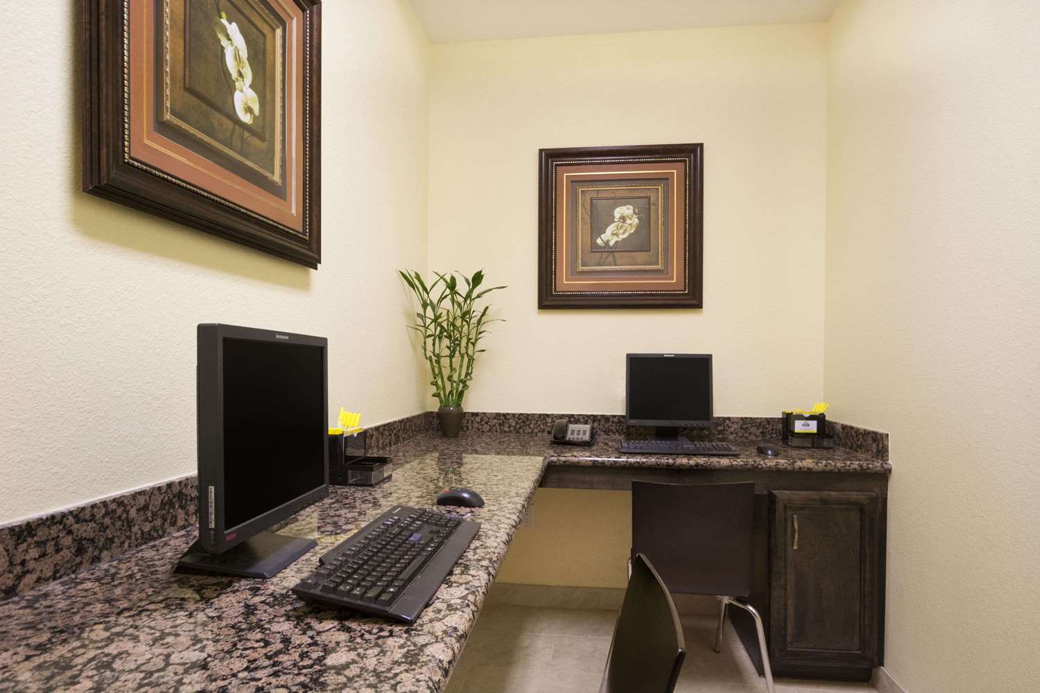 Days Inn & Suites By Wyndham Galveston West/Seawall 24/32