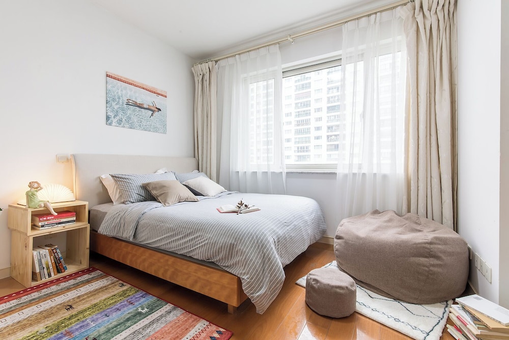 2 Bedrooms, Senior, Apartment, 2 Queen Beds, Kitchen، Book and Bed-People's Square 2/10