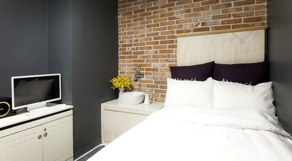 Hotel Merci 11/69
