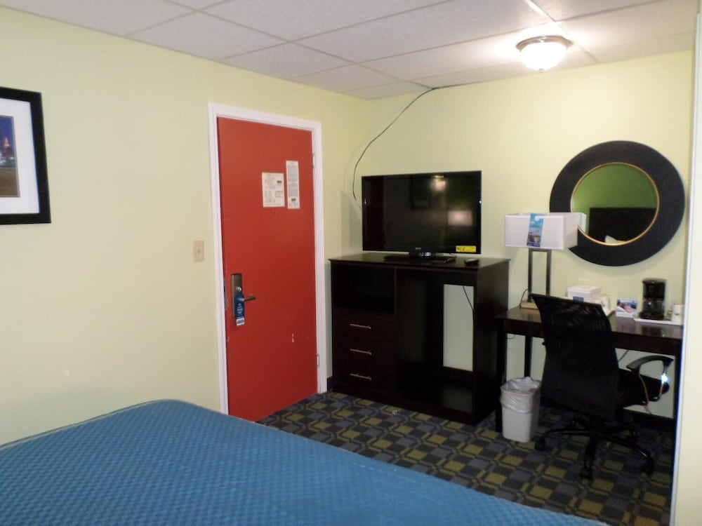 Travelodge by Wyndham Cleveland Lakewood 20/28