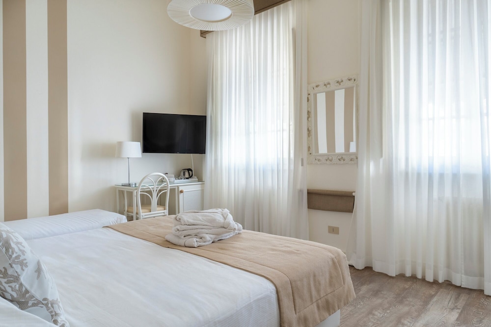 DELUXE, DOUBLE OR TWIN BED