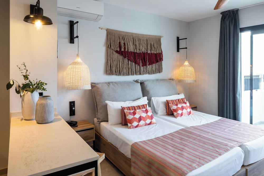 STUDIO, TWIN BEDS, POOL VIEW