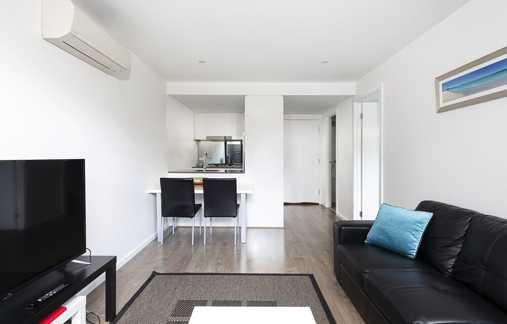 RNR Serviced Apartments North Melbourne 28/44