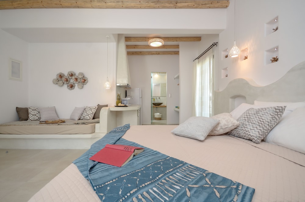 Naxos Nature Suites 14/39