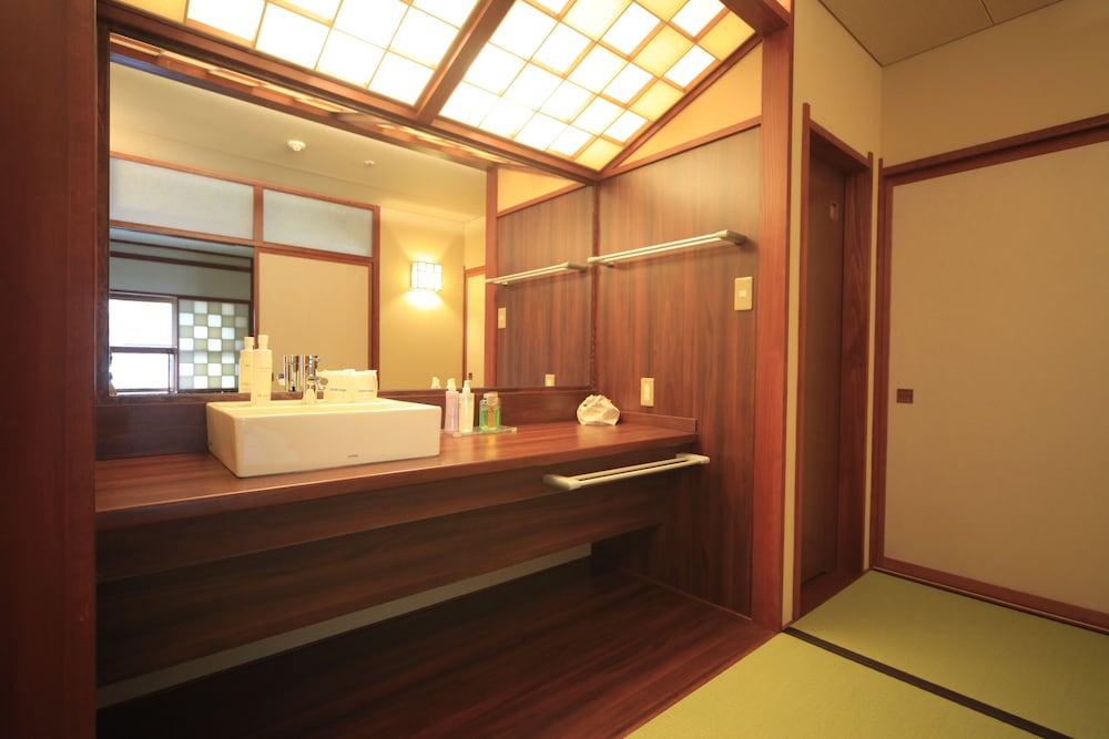 Omiya Ryokan 50/50