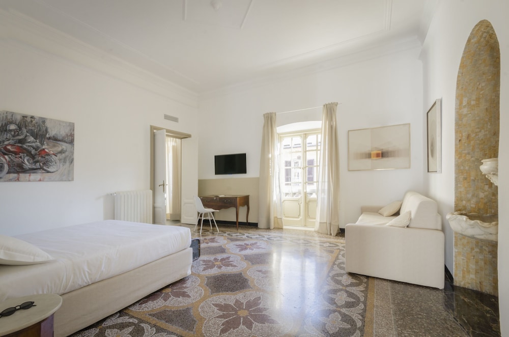 2 BEDROOMS, SUITE