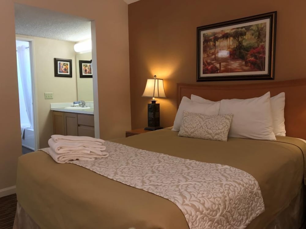2 Bedrooms, King and Queen Murphy Bed, Queen Bed