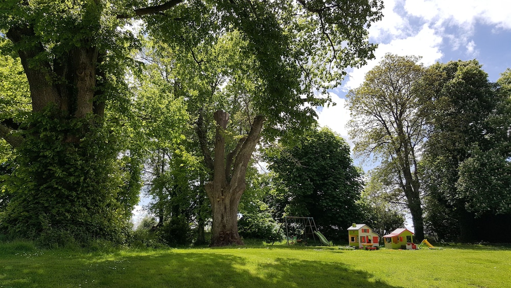 Chateau De Bellefontaine 34/50