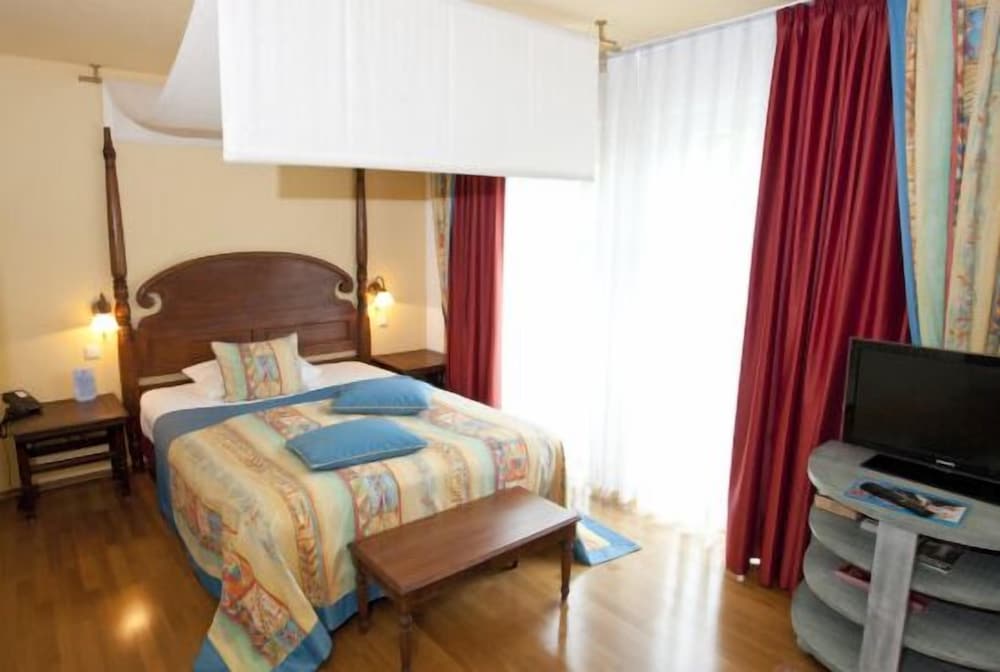 Hotel Henry 11/41