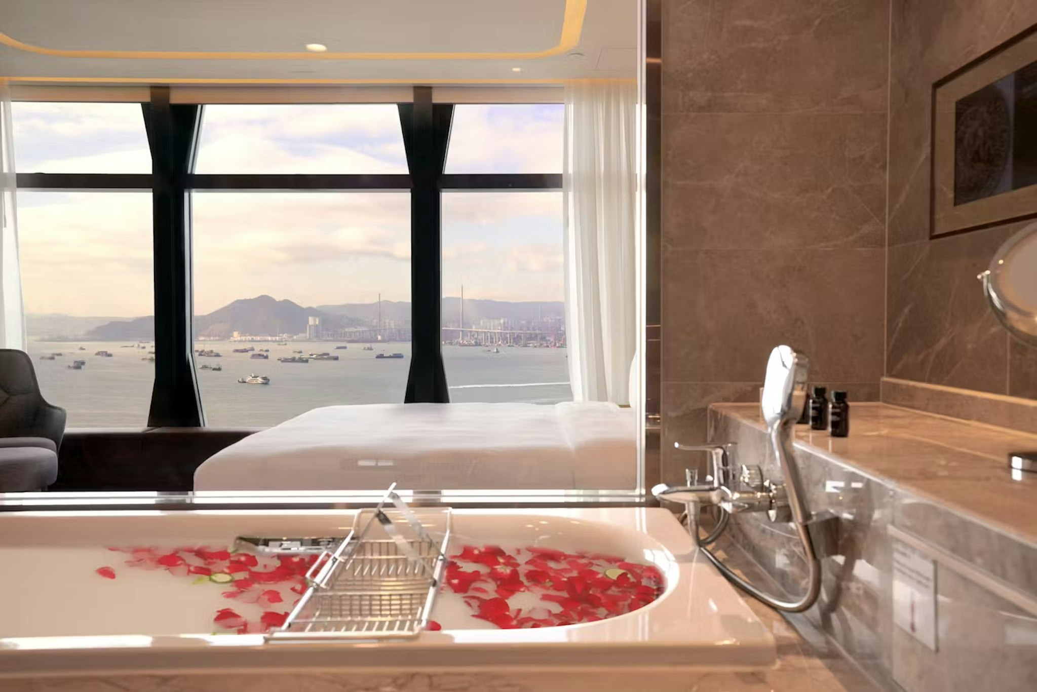 Oasis Aurum 181 Hotel 42/43