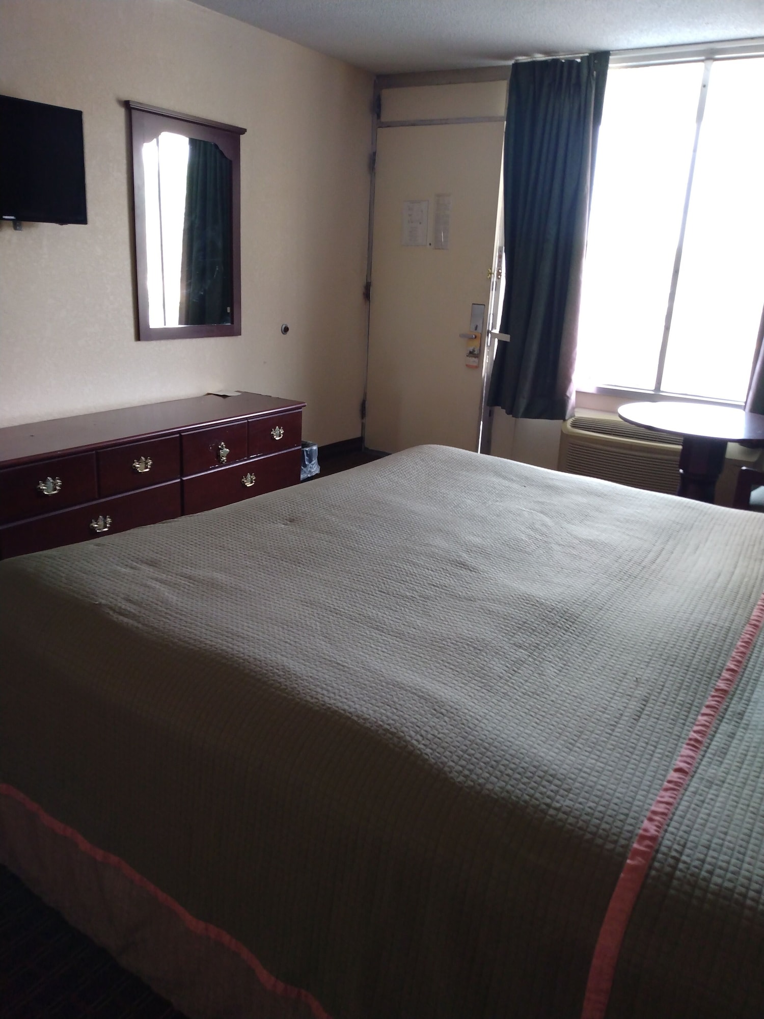 غرفة بسرير كينج لذوي الإعاقة، Rodeway Inn Cleveland TN 2/8