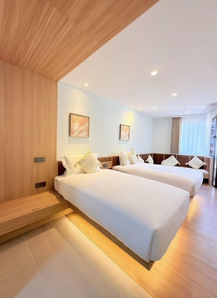 STANDARD, TWIN BEDS, POOL VIEW
