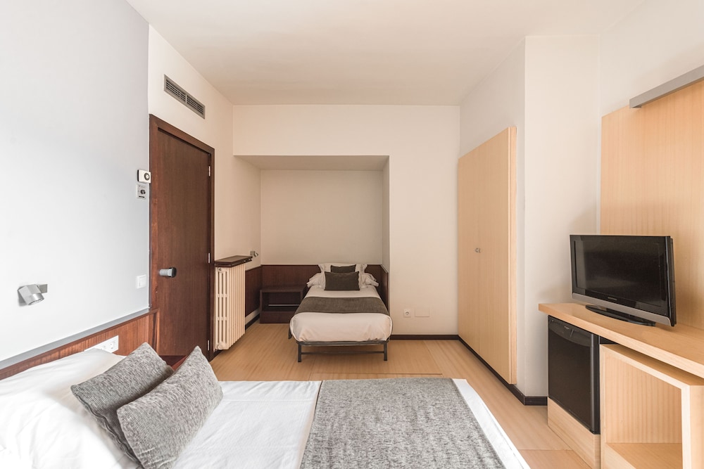 غرفة ثلاثية بثلاثة أسرّة، Emporda Hotel 2/4