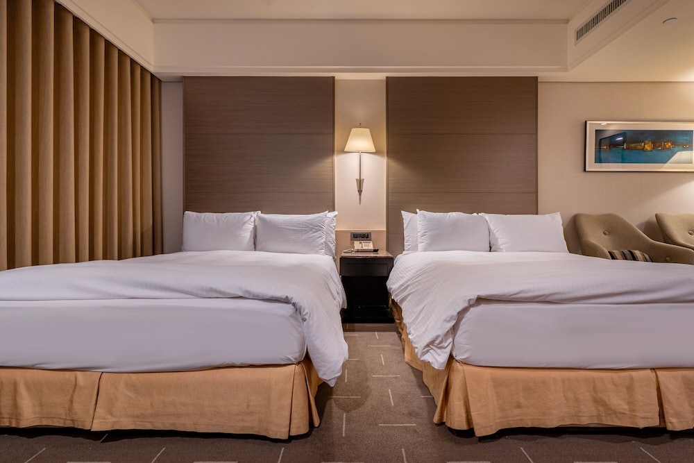 CHECK inn SELECT Taichung Dadun 16/48