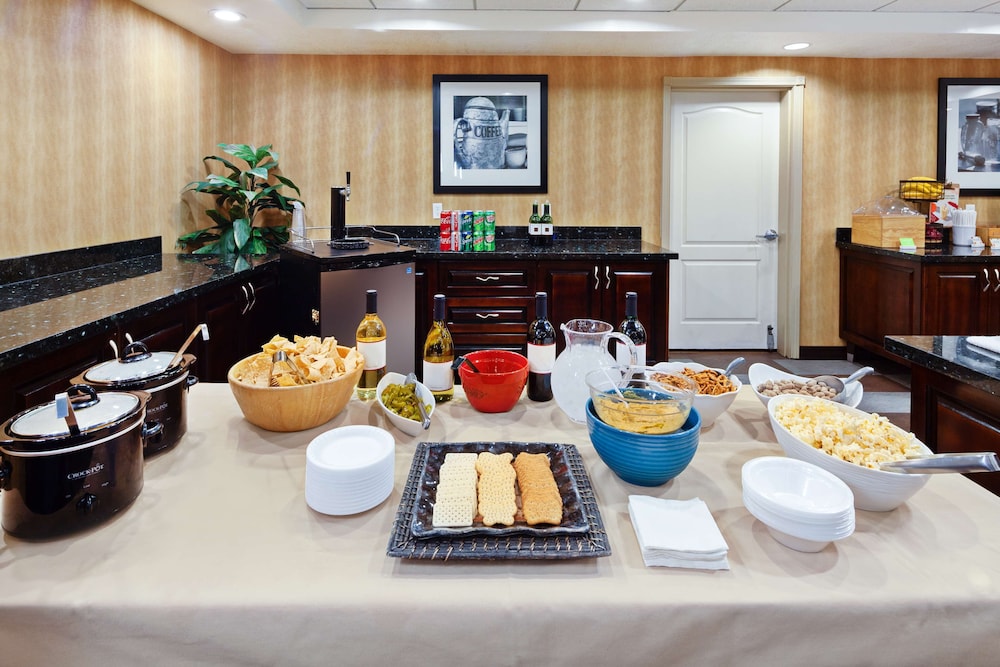 Hampton Inn Suites Agoura Hill 38/46
