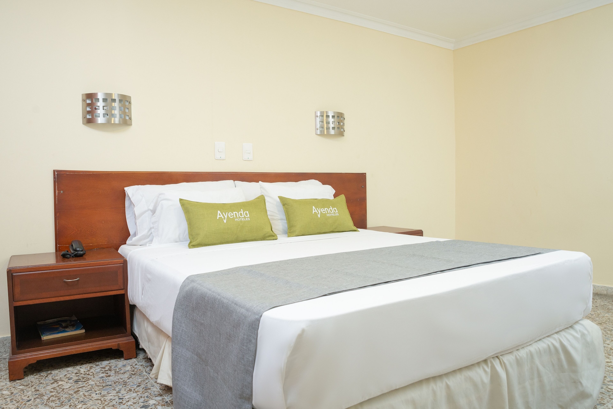 ROOM, DOUBLE BED
