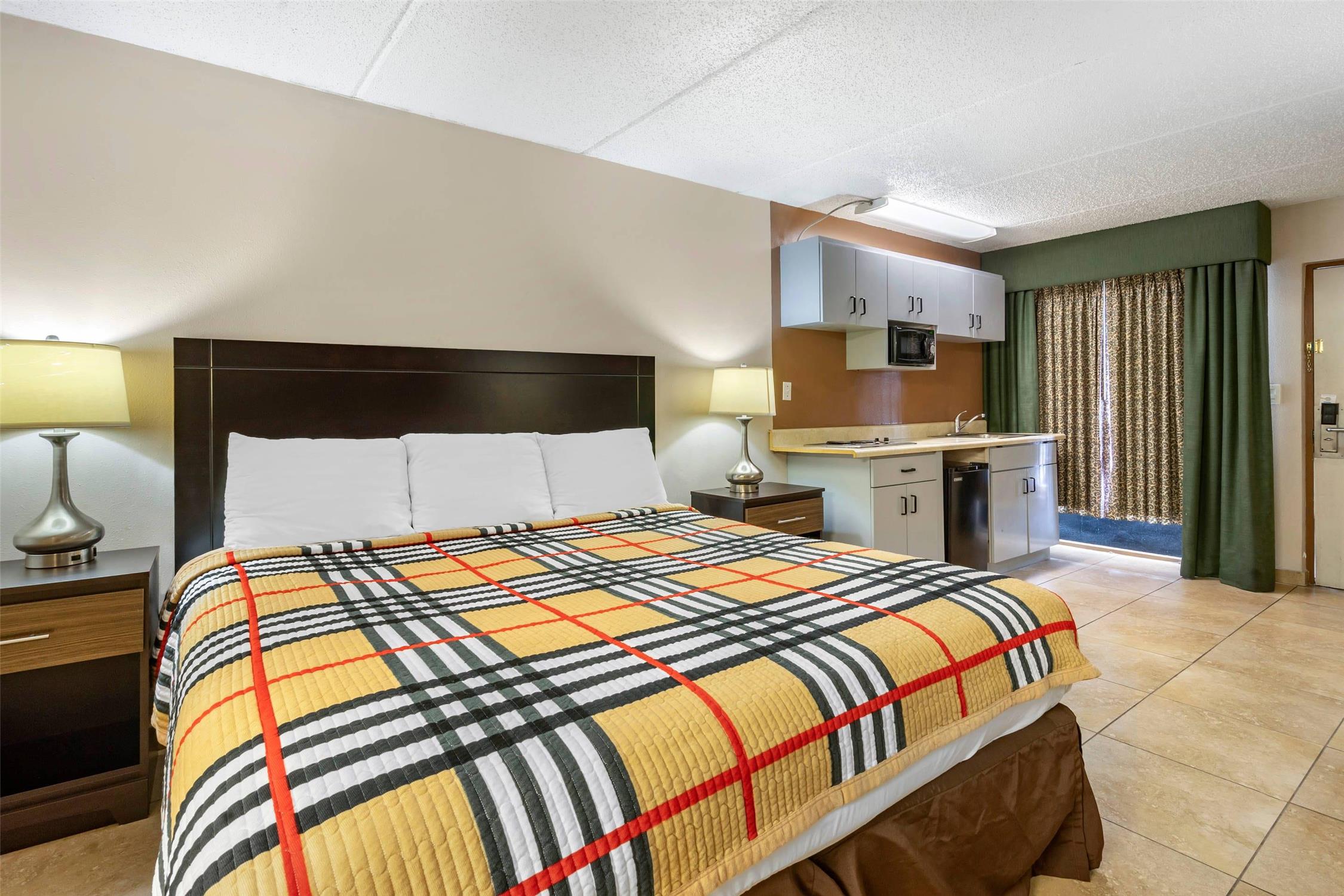 Efficiency, King Bed