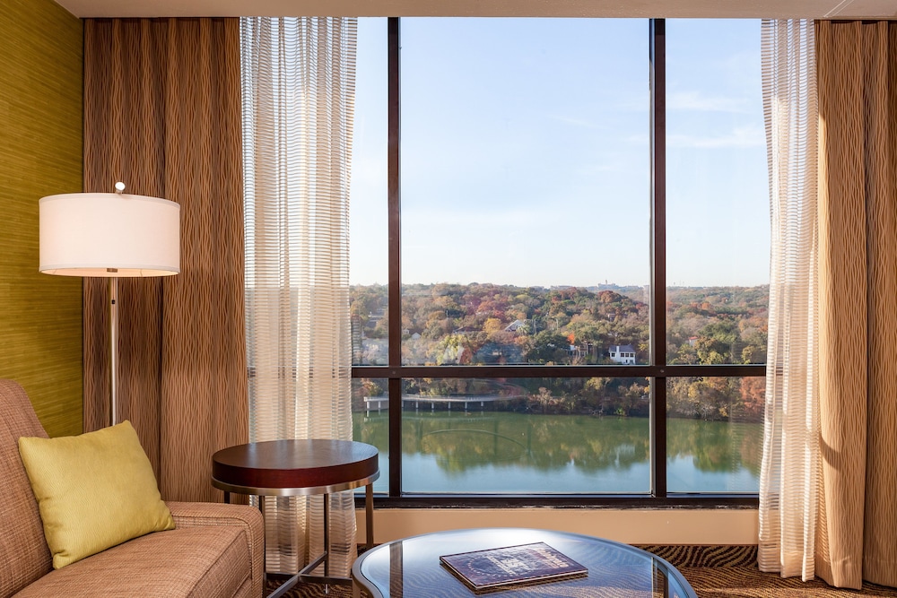 Holiday Inn Austin Town Lake Hotel 25/50