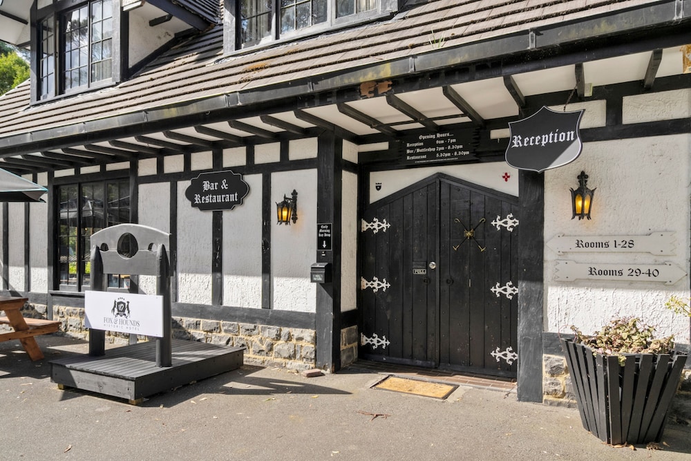 The Fox and Hounds Historic Hotel 24/61