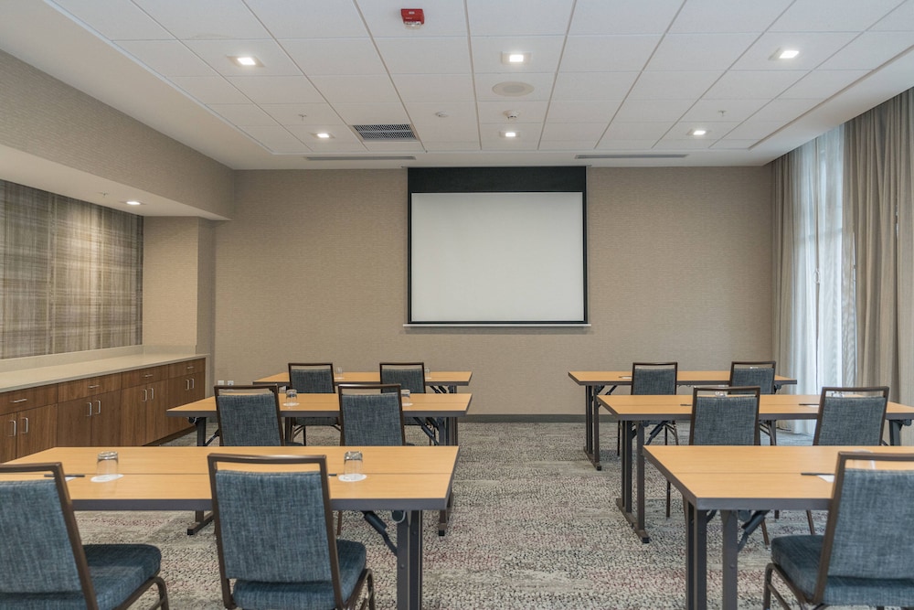 Courtyard By Marriott West Springfield 42/45