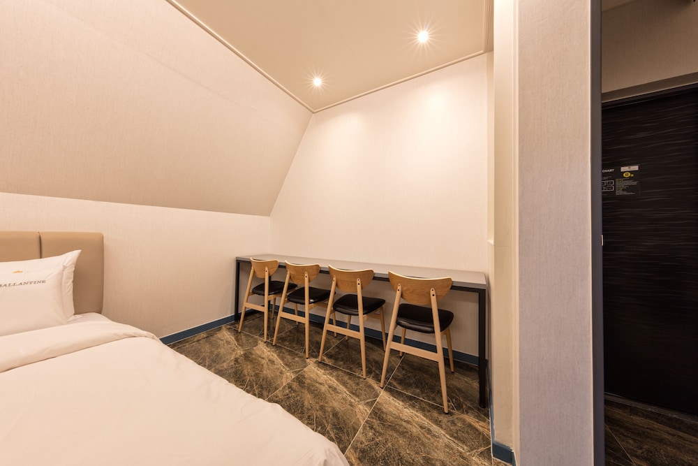 Ballantine Hotel 23/48