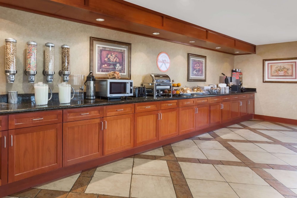 Howard Johnson By Wyndham Evansville East 4/36