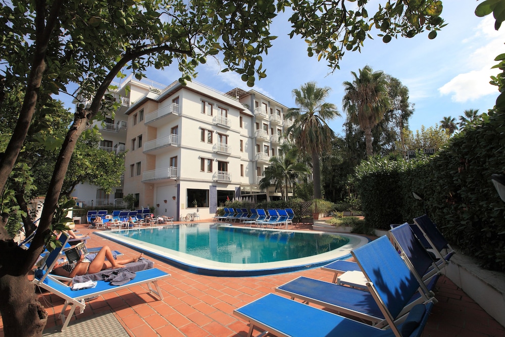Caravel Hotel 3/62