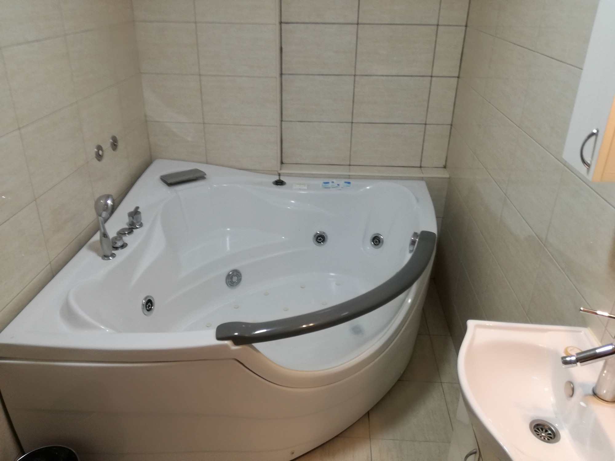 ROOM, QUADRUPLE, JETTED TUB