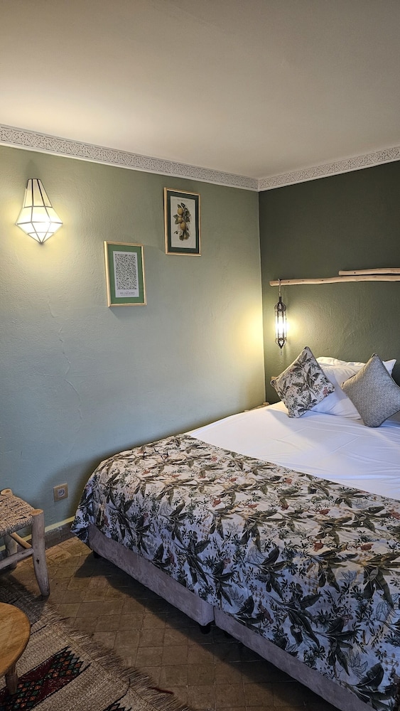 DELUXE, DOUBLE OR TWIN BED