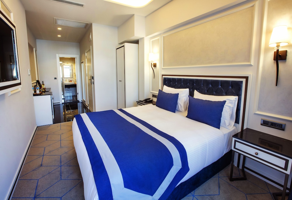 1 BEDROOM, DELUXE, DOUBLE OR TWIN BED, CITY VIEW