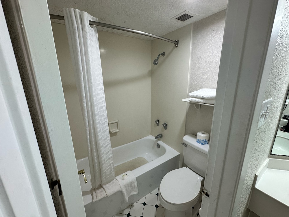 Super 8 by Wyndham Nacogdoches Near University 50/58