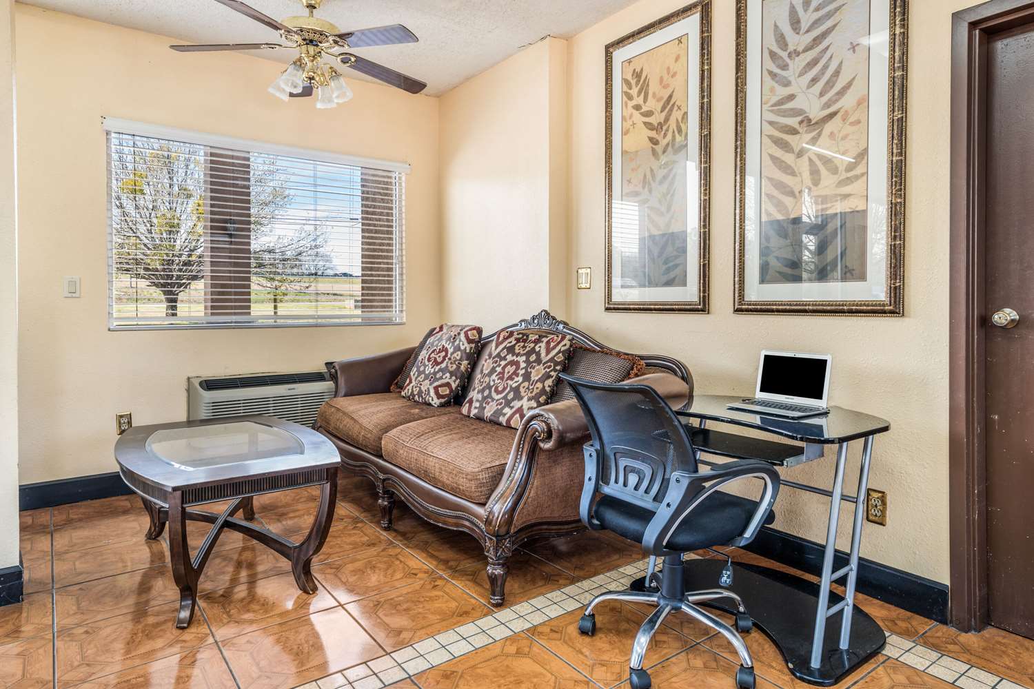 Econo Lodge Inn Suites Macon West 24/28