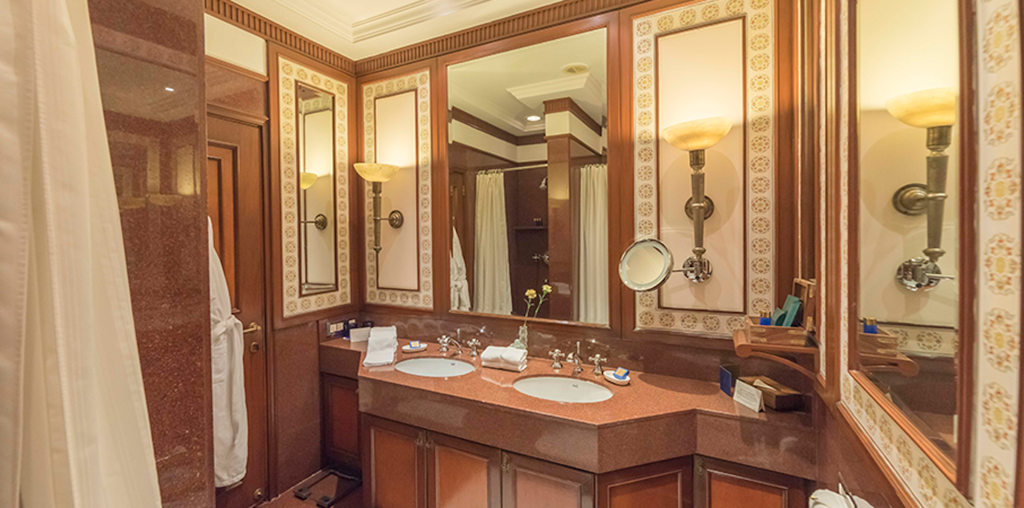 THE OBEROI GRAND 77/81