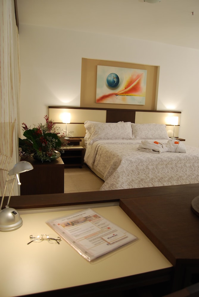 Mondrian Suite Hotel 43/82