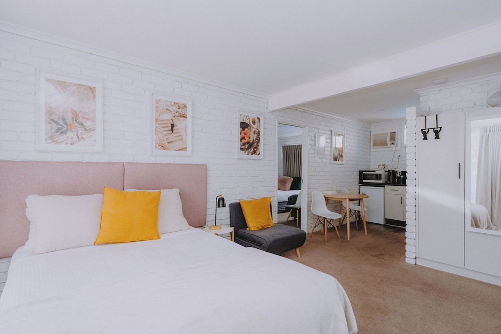 Family Suite, 1 Single and 2 Queen Beds, Kitchenette