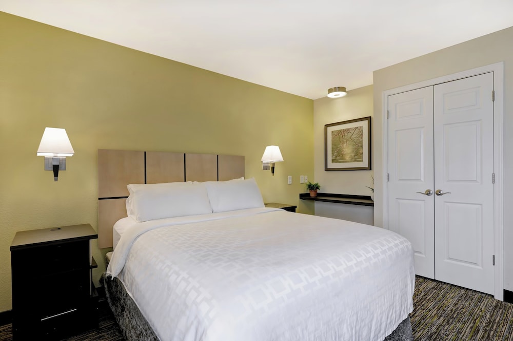 Candlewood Suites Indianapolis - South 24/77