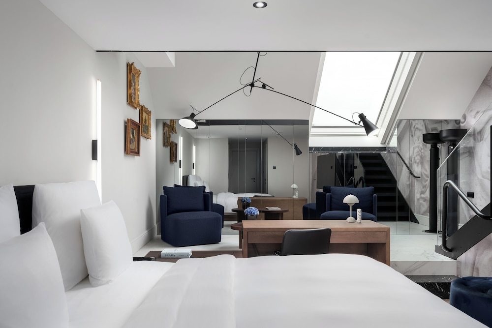 GALLERY, SUITE