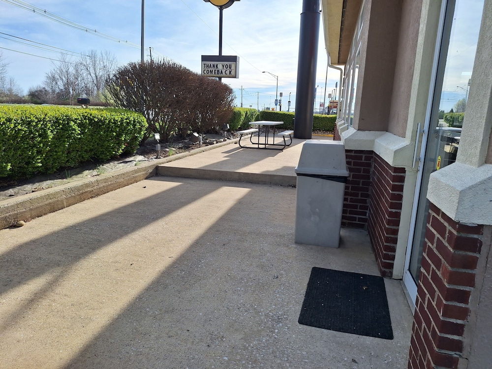 Super 8 by Wyndham Elizabethtown 54/61
