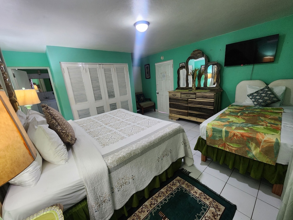 Standard, 1 King and 1 Single Beds, Pool Access، Pinkhibiscus Guest House 10/10