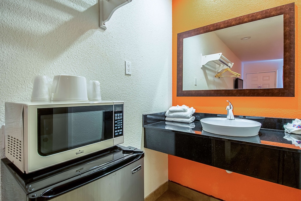 Motel6 Bakersfield, CA - Airport 62/63