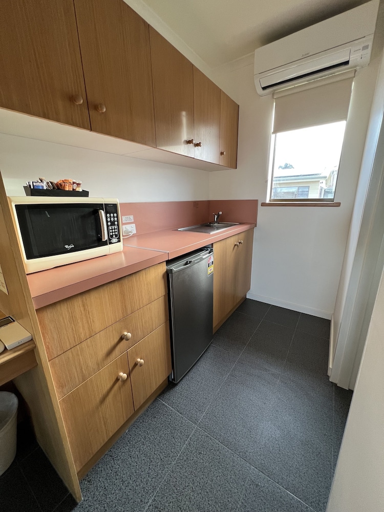 SUMMERHILL MOTOR INN 32/70