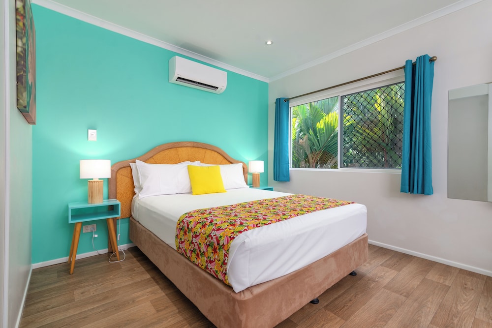 PORT DOUGLAS MOTEL 20/73