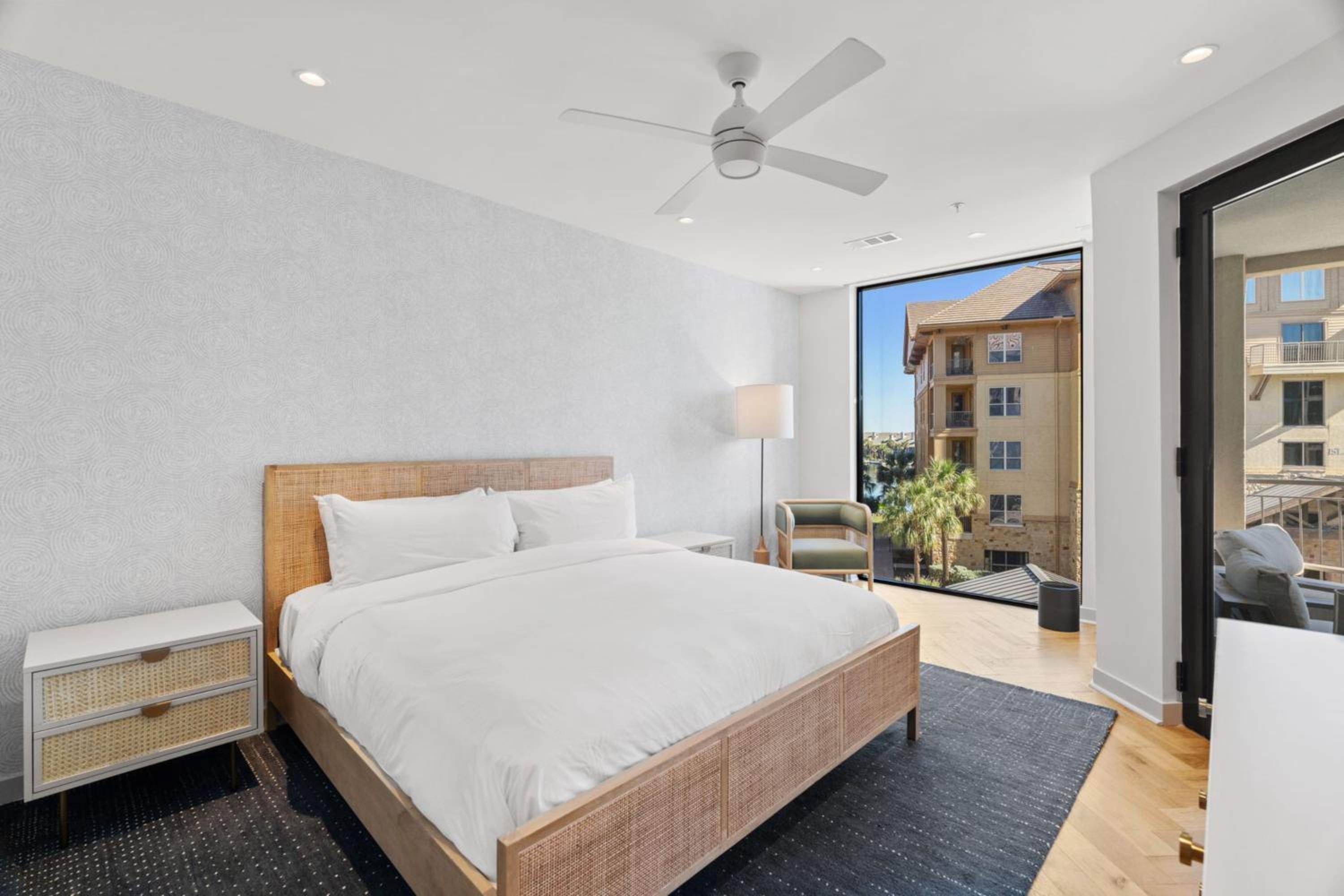 3 Bedrooms, Condo, Signature, 2 Bathrooms