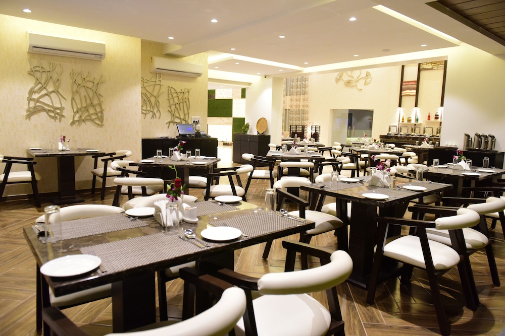 The Flora Grand 38/49