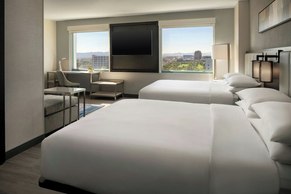 Suite, 2 Queen Beds, Accessible