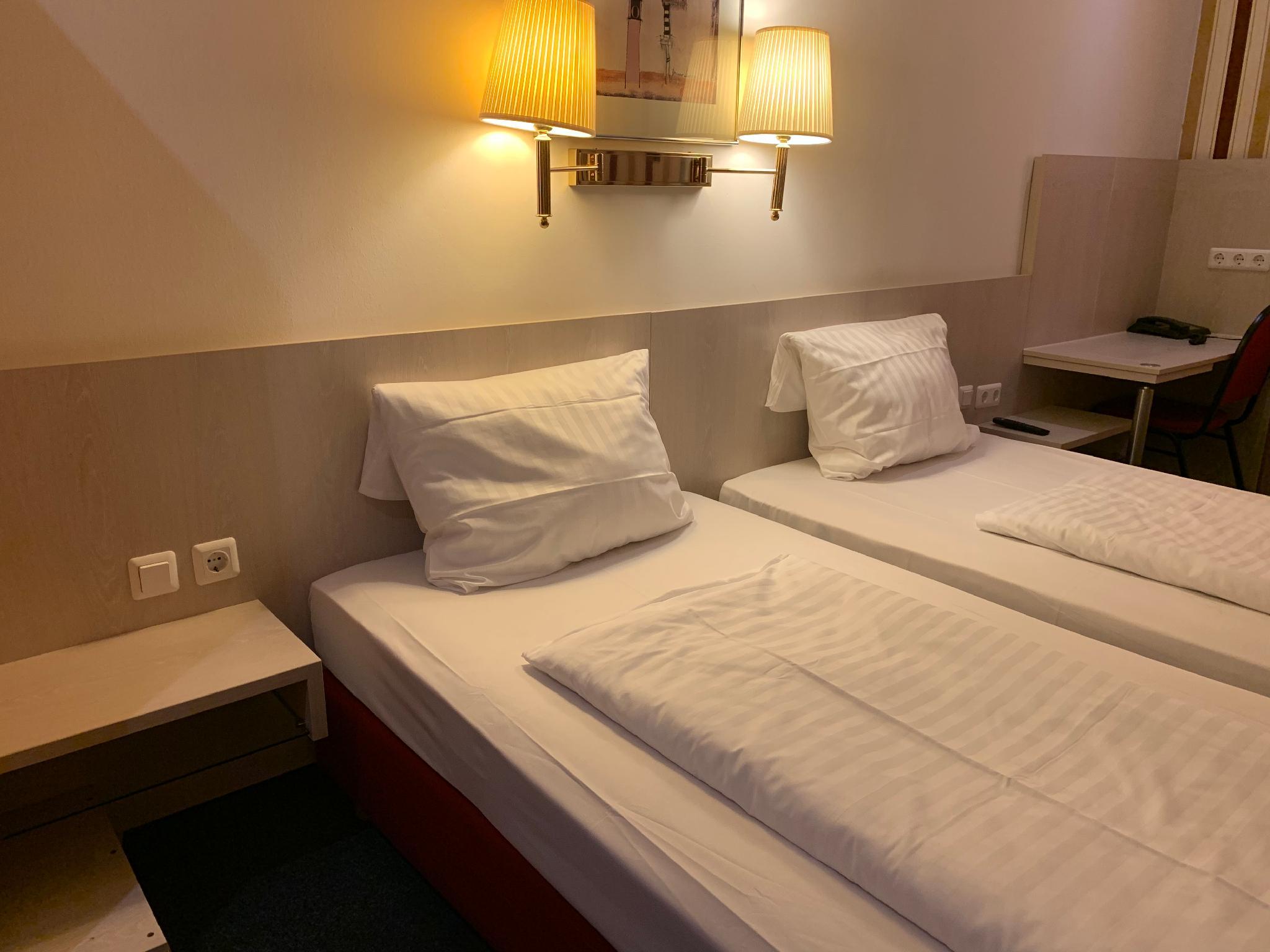 ROOM, 5 BEDS